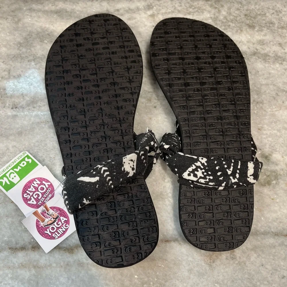 Sanuk Women's Black and White Yoga Mat Sandals NWT smoke & pet free home🌸 - Picture 4 of 14